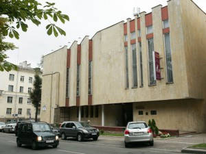 V_Dome_literatora_proshel_krugliy_stolbig